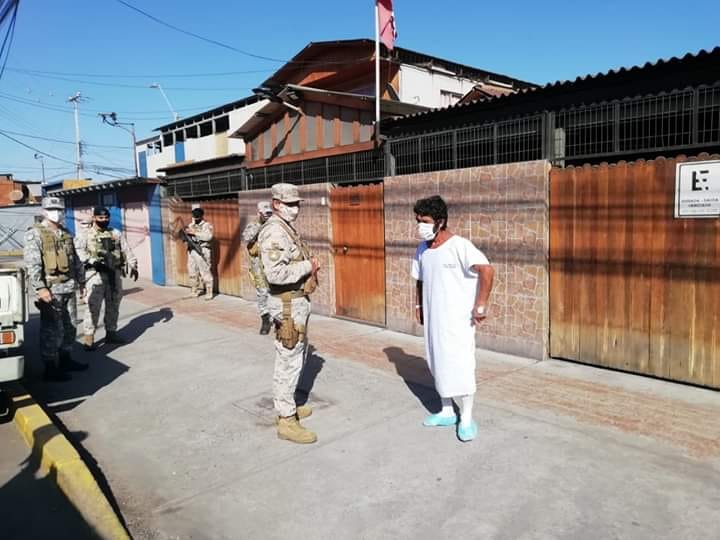 Paciente que se fue con bata clínica del Hospital generó alarma en Iquique