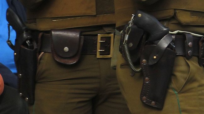 Carabineros entregó a un sargento que dio patadas y combos a detenidos