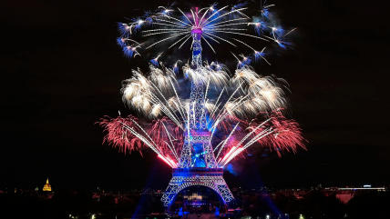 Fuegos artificiales iluminan el cielo de Francia por su aniversario