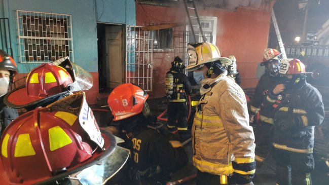 Enorme incendio afectó a siete inmuebles en Santiago
