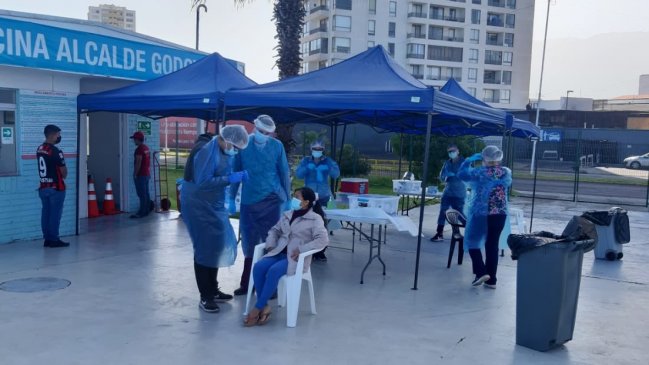 Ciudadanos bolivianos albergados en Piscina Godoy de Iquique dieron positivo a Covid-19