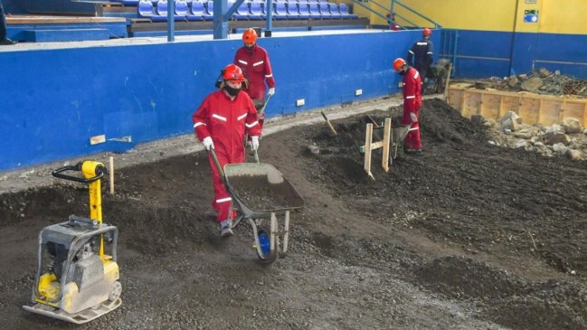 Municipio de Chillán aprovecha tiempos de pandemia para reponer piso de la Casa del Deporte