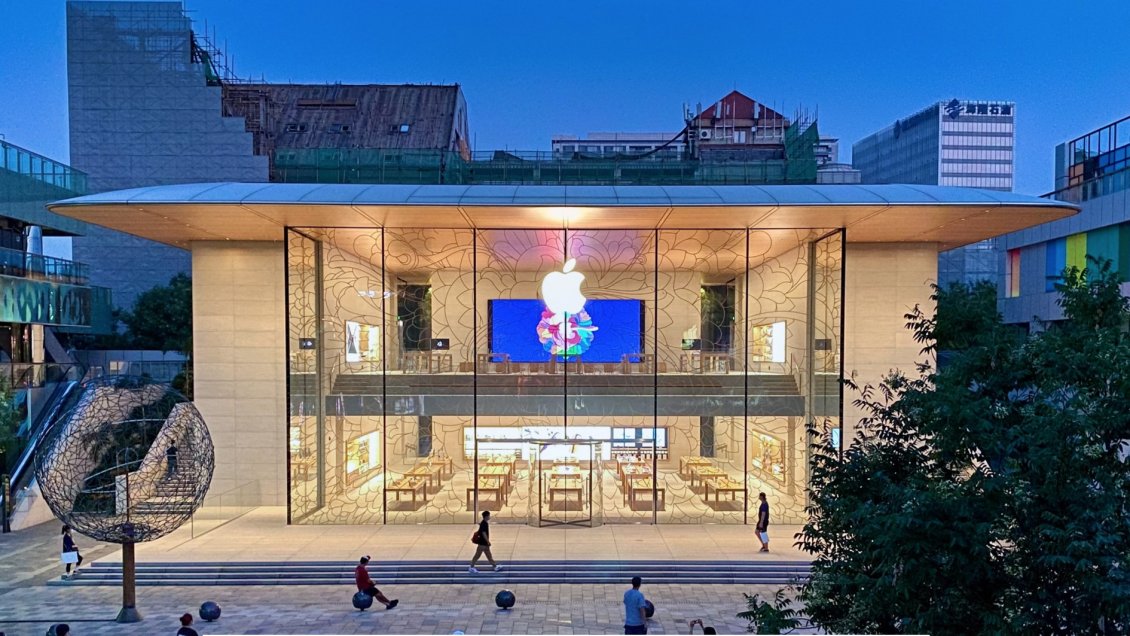 Apple ignora la guerra comercial y abre en Pekín su tienda más grande de Asia