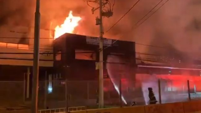 Incendio de gran magnitud afecta a bodega de ex fábrica textil en Viña del Mar