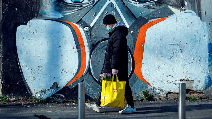 Francia obligará al uso de mascarilla en espacios públicos cerrados