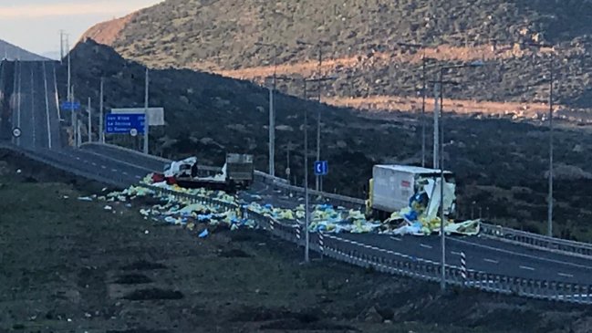 Residuos de exámenes Covid-19 quedaron esparcidos en ruta 5 tras choque de camiones