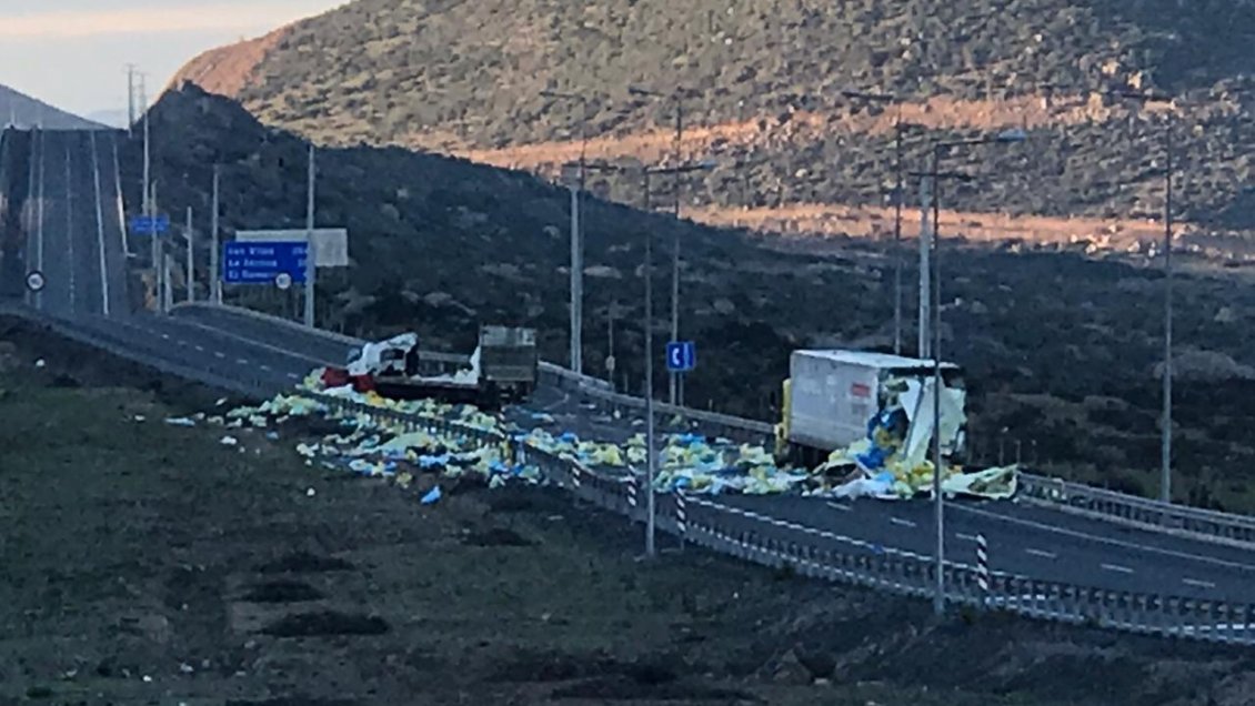 Residuos de exámenes Covid-19 quedaron esparcidos en ruta 5 tras choque de camiones