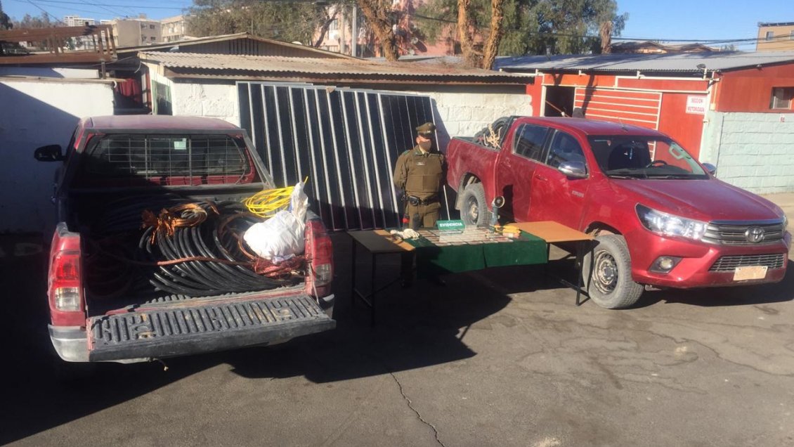 Calama: Pareja fue detenida con más de una tonelada de cobre y 12 paneles solares