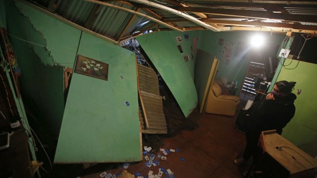  Vivienda sufrió graves daños tras deslizamiento de tierra en Valparaíso  