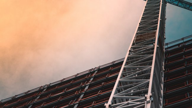 Joven tenía sexo en un edificio en construcción, cayó de una ventana y murió