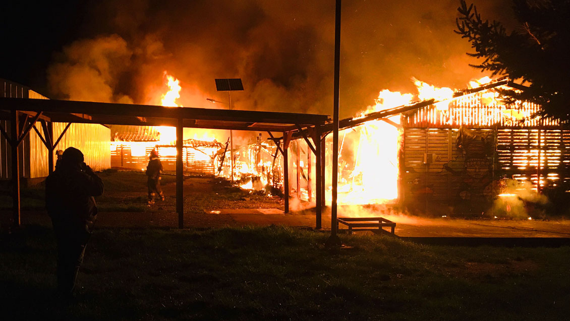 Gobierno se querella por incendio y anuncia que reconstruirá las escuelas quemadas en Arauco