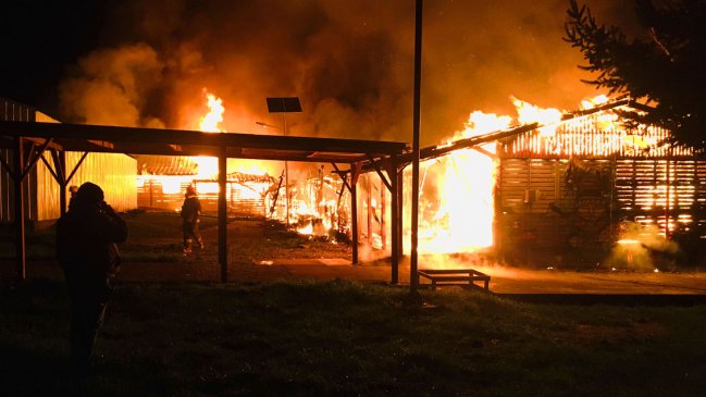 Gobierno se querella por incendio y anuncia que reconstruirá las escuelas quemadas en Arauco