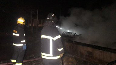 Nuevos ataques incendiarios: Sujetos quemaron bodega y dos tractores en Lautaro