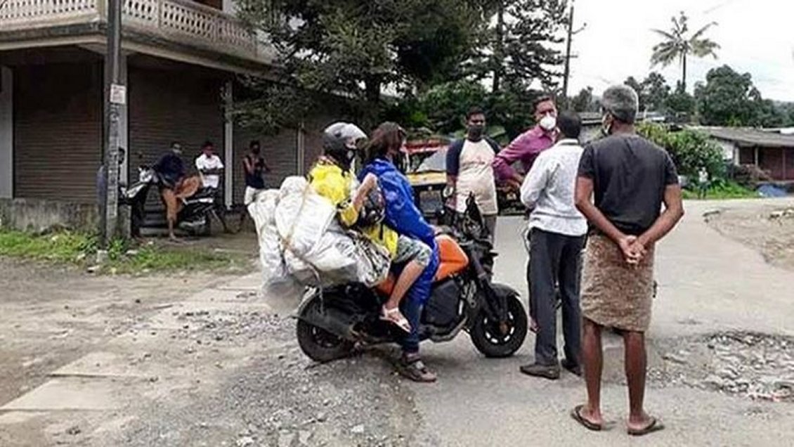 Pareja de chilenos varados en India fue detenida por dormir en un patio