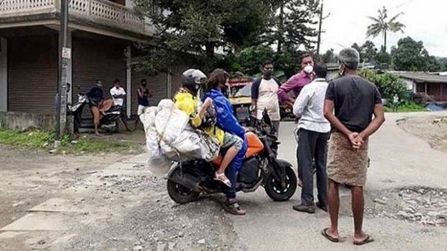 Pareja de chilenos varados en India fue detenida por dormir en un patio