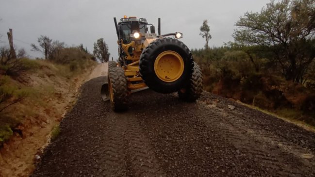 Autoridades y empresas forestales trabajan en mejoramiento de caminos en provincia del Itata