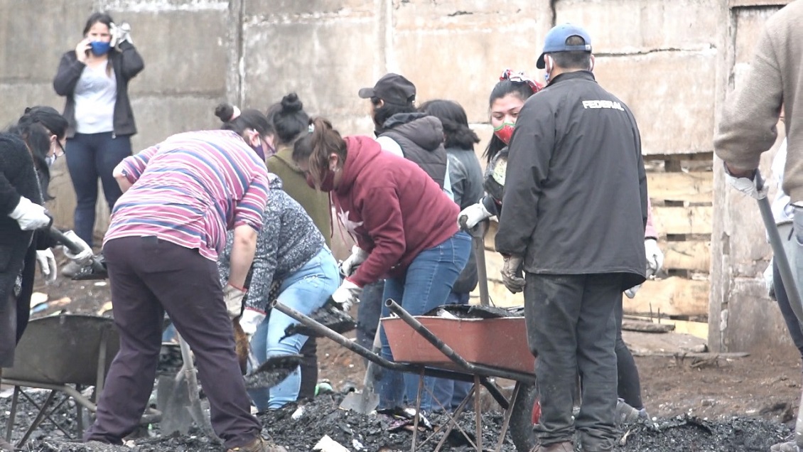 Profesores y apoderados inician campaña para reconstruir escuela quemada en Tirúa
