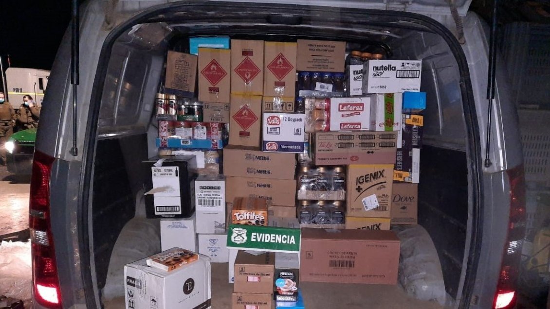 Detienen a sujetos sorprendidos descargando abarrotes de camión robado en Chillán