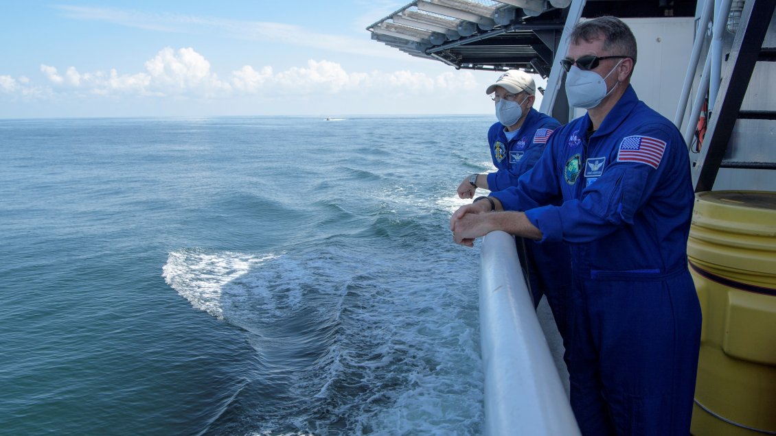 La nave tripulada Dragon regresó a Tierra tras una misión histórica