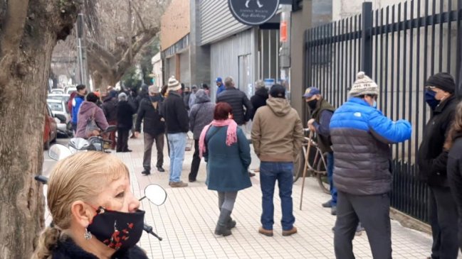 Detectan a tres personas con Covid-19 en fila por retiro del 10 por ciento en Talca