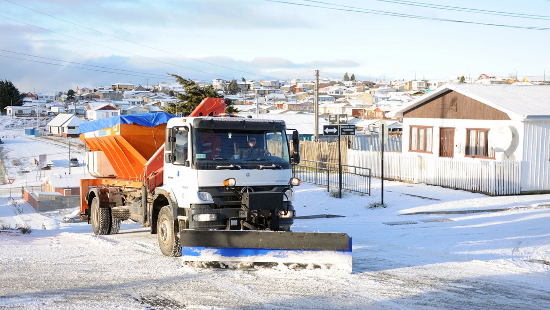 Más de 150 toneladas de sal fueron esparcidas durante junio en calles de Punta Arenas