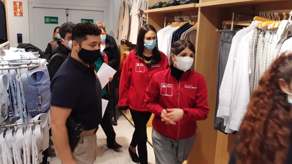 Autoridades clausuraron tienda H&M de Vitacura tras fiscalización