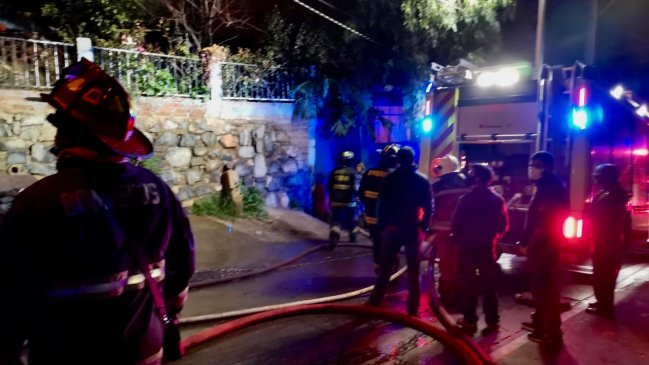 Incendio consumió dos casas en Valparaíso