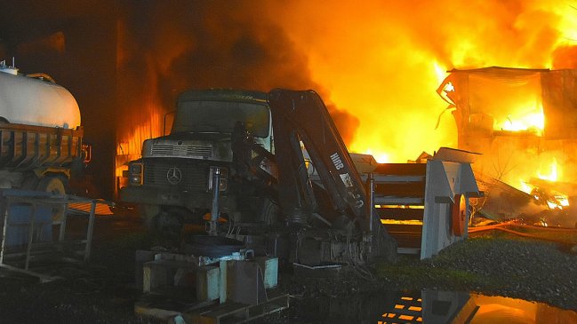 Temuco: Nuevo ataque incendiario afectó a camiones, máquinas y oficinas de empresario