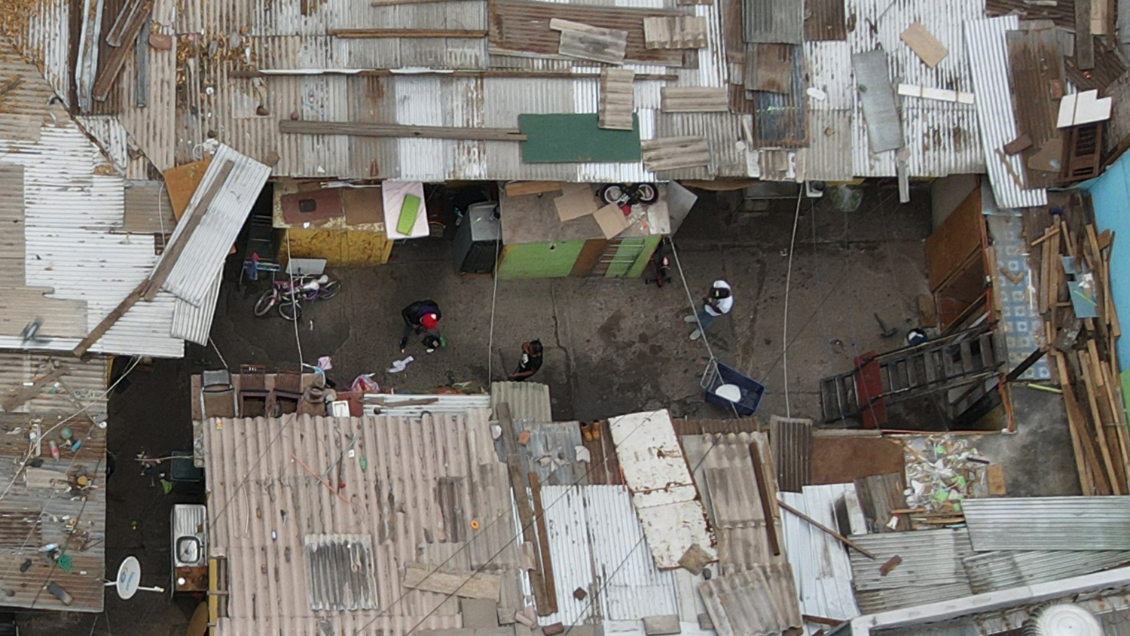 Informe Movid-19 pide considerar el hacinamiento como factor antes de avanzar con plan 