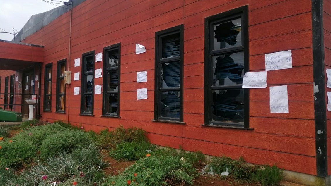 Municipio de Tirúa responsabilizó al Gobierno de ataque a piedrazos al edificio consistorial