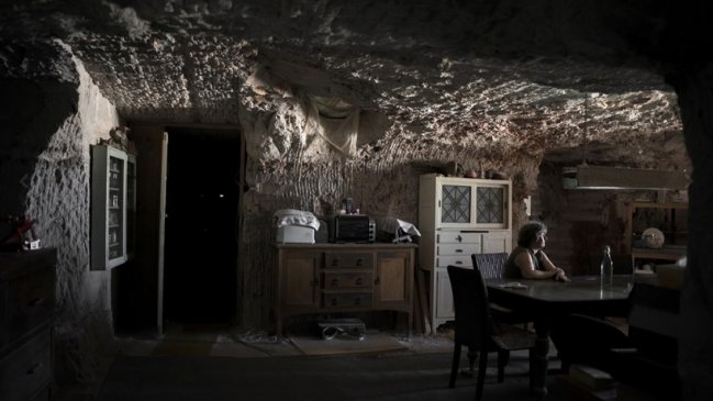 Fotógrafa chilena es premiada por serie que retrata la vida moderna en cavernas