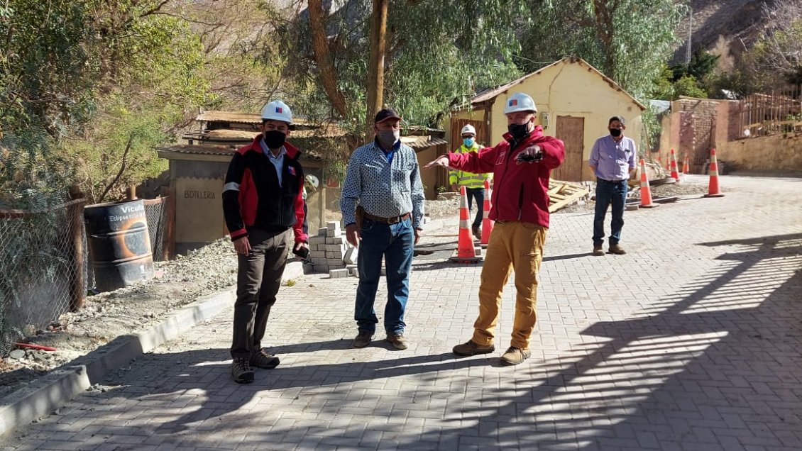 Con adocretos pavimentan Ruta D-373 en Vicuña