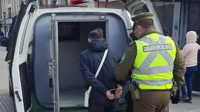 Carabineros detuvo a hombre que fumaba marihuana en fila del cajero en Talca: estaba armado