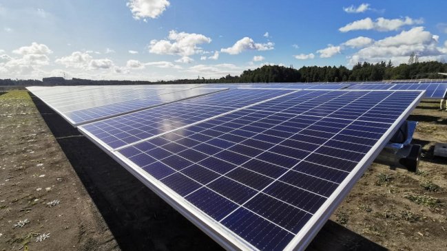 Cabrero inauguró el parque solar más austral del mundo y alcalde pidió rebaja de tarifa eléctrica