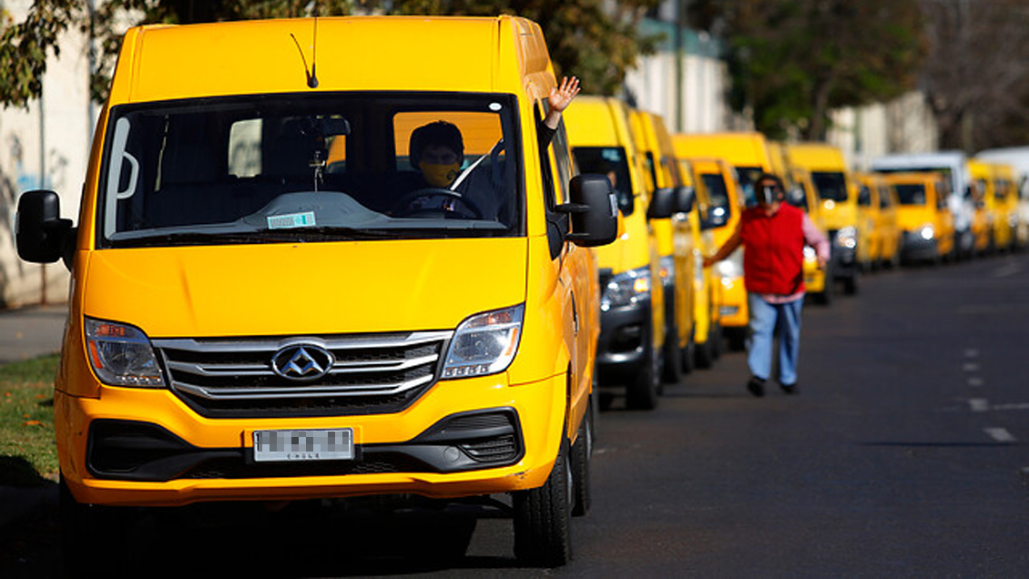 Bono de 350 mil y préstamo blando: El apoyo económico del Gobierno a taxistas y transportistas escolares