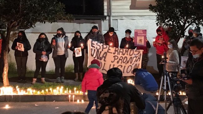 Desaparición de Carolina Fuentes: Familiares y amigos realizaron velatón en la plaza de Ninhue