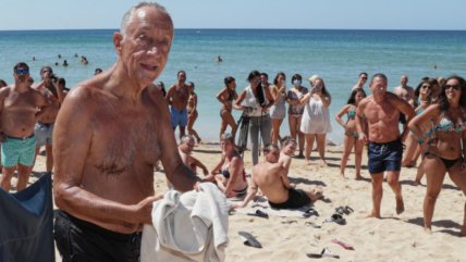   Presidente de Portugal rescató a dos bañistas que cayeron de un kayak 