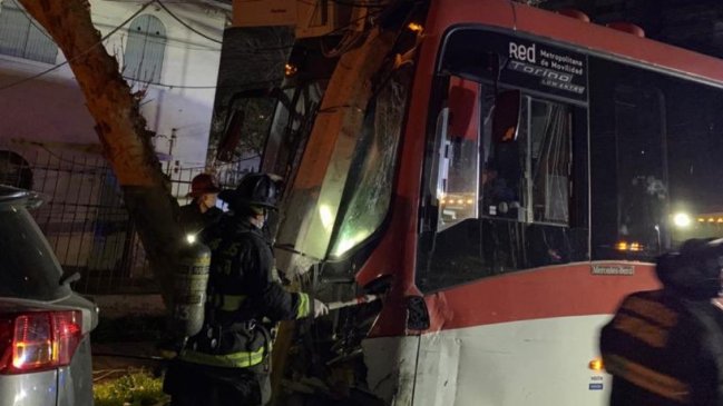 Choque entre bus y auto dejó sin luz a un sector de Providencia