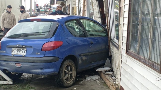 Auto terminó incrustado en el frontis de una vivienda en el centro de Punta Arenas