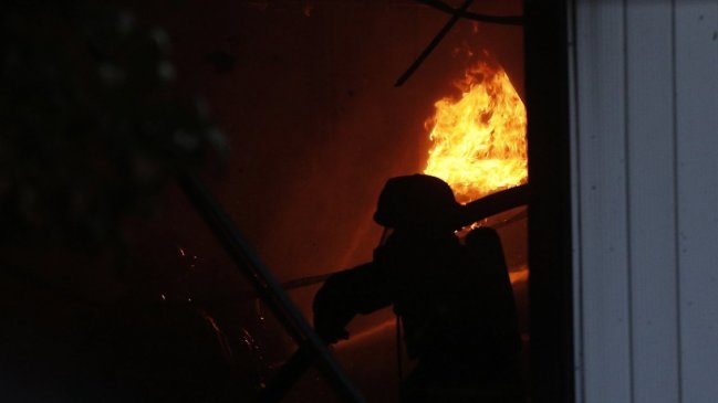 Niño murió en incendio que destruyó varias viviendas en Recoleta