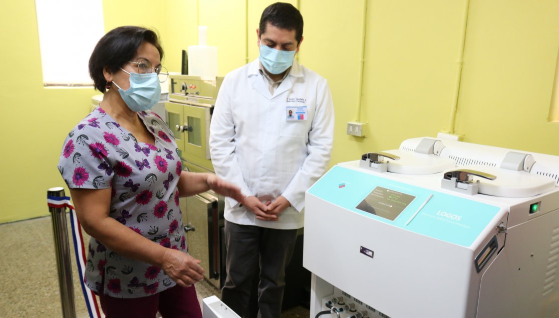 Hospital de Chillán adquiere moderno procesador de biopsias y reemplaza equipo de 25 años