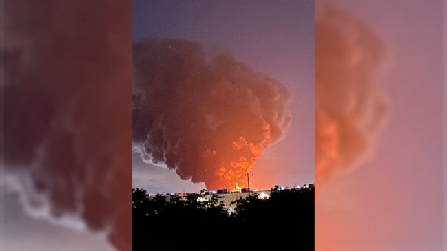 Gigantesco incendio afecta una fábrica de plásticos en EE.UU.