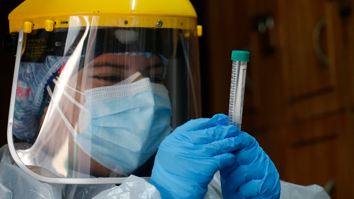Una de cada cuatro comunas del país supera el máximo de positividad de test PCR
