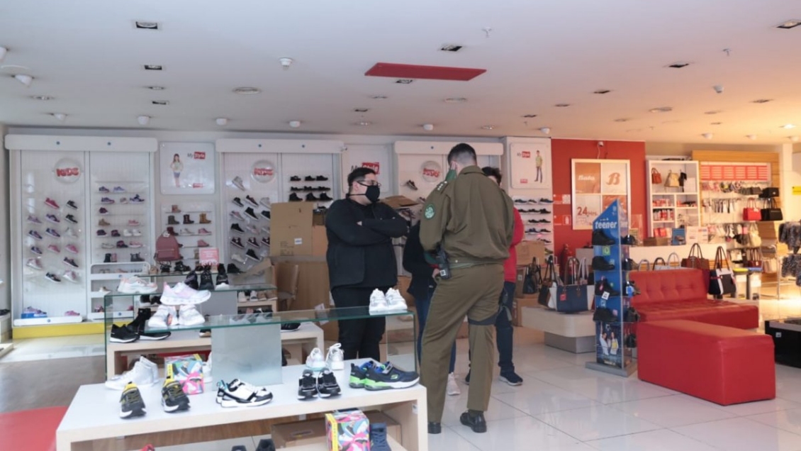 Cursan sumario sanitario a local del Costanera Center