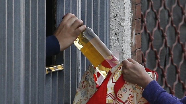 Dueña de botillería clandestina en Lo Barnechea entregó voluntariamente sus productos a Carabineros