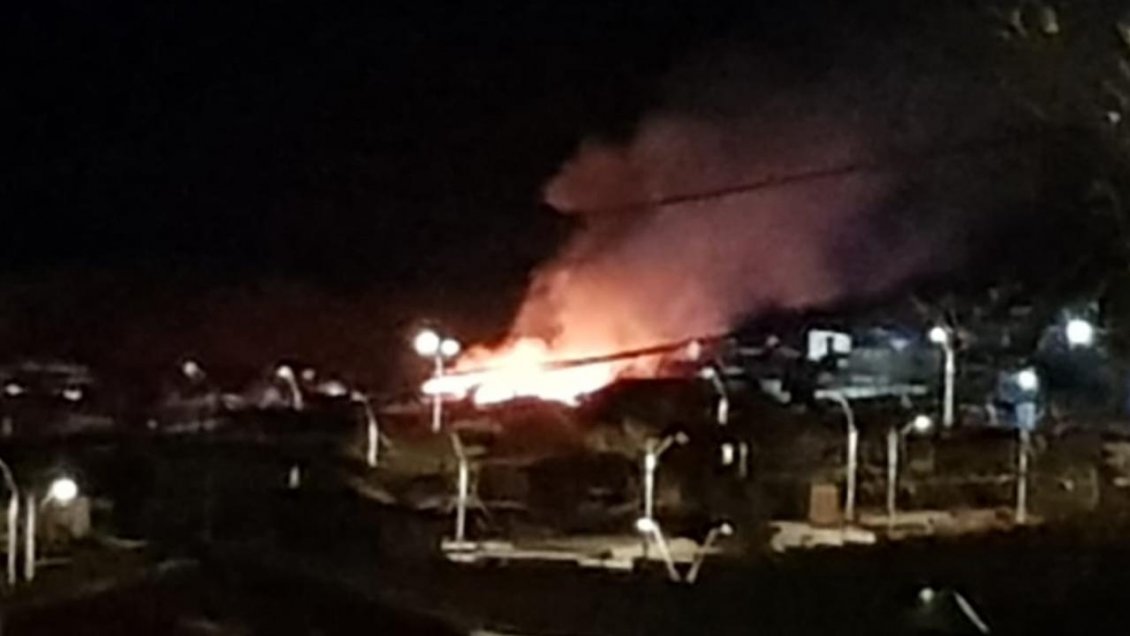 Incendio destruyó vivienda en una toma de Taltal