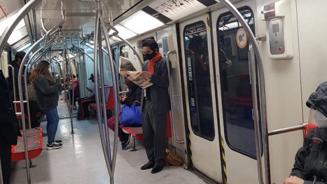 Viralizan imagen del ministro Briones viajando en el Metro