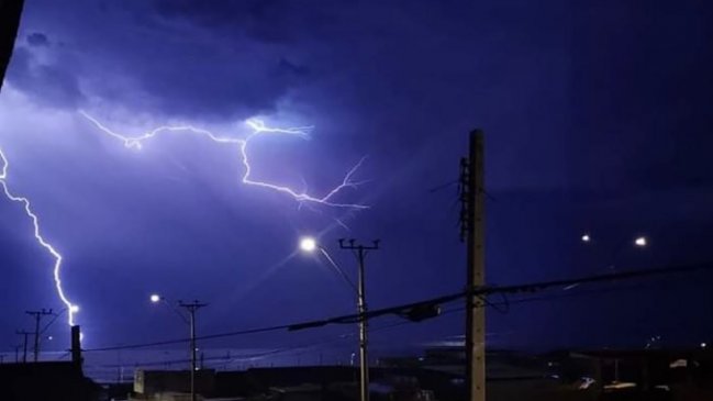 Lluvia, nieve, vientos y rayos: Sistema frontal afectará hasta el miércoles a Región de Antofagasta