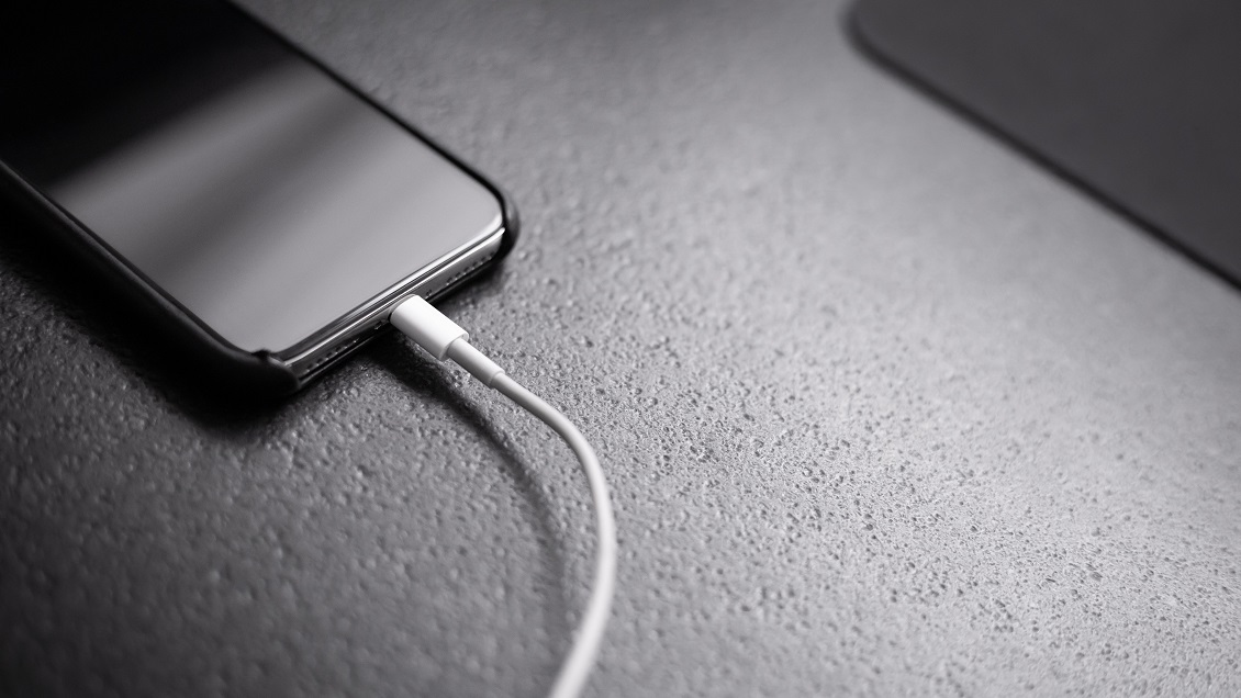 Niño de 11 años murió tras descarga eléctrica cuando jugaba con el celular y lo cargaba