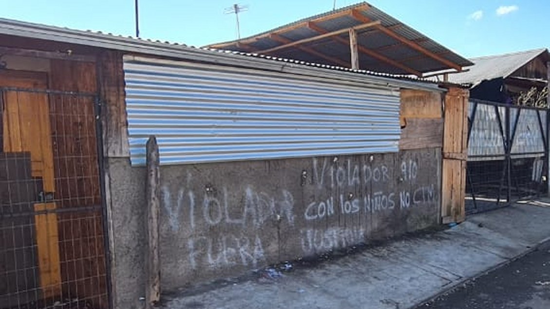 Vecinos arremetieron contra la casa de un sujeto acusado de abusar a tres sobrinas